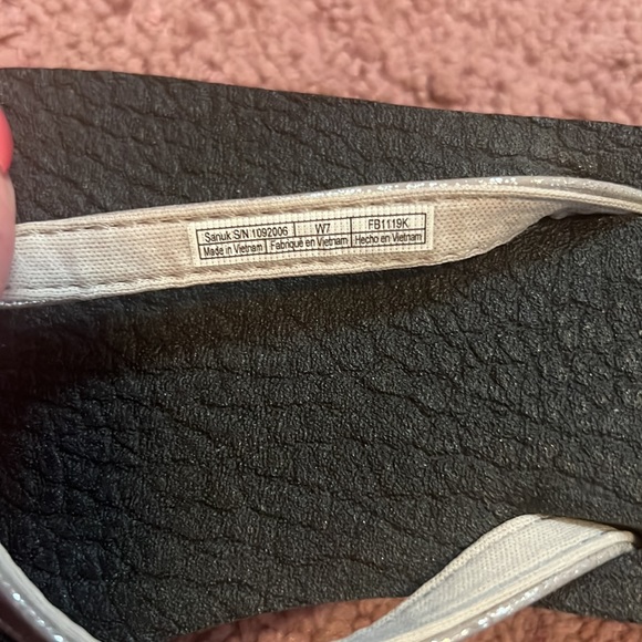 Ladies Sanuk Flip Flips! - Picture 6 of 7